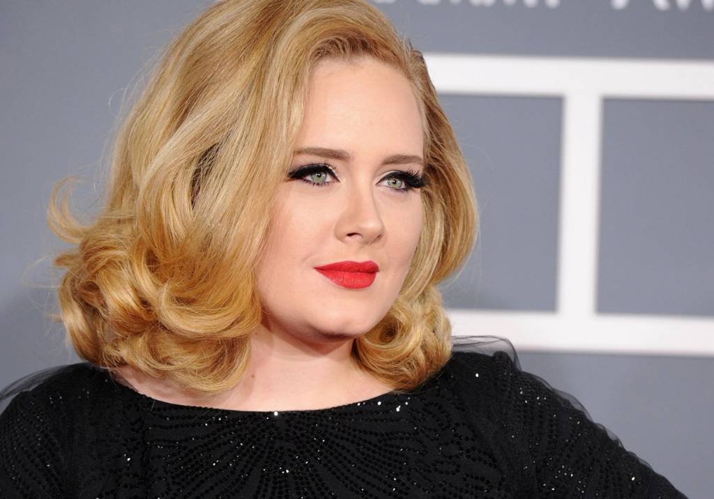 O estilo de Adele: preto com texturas e maquiagem impecável