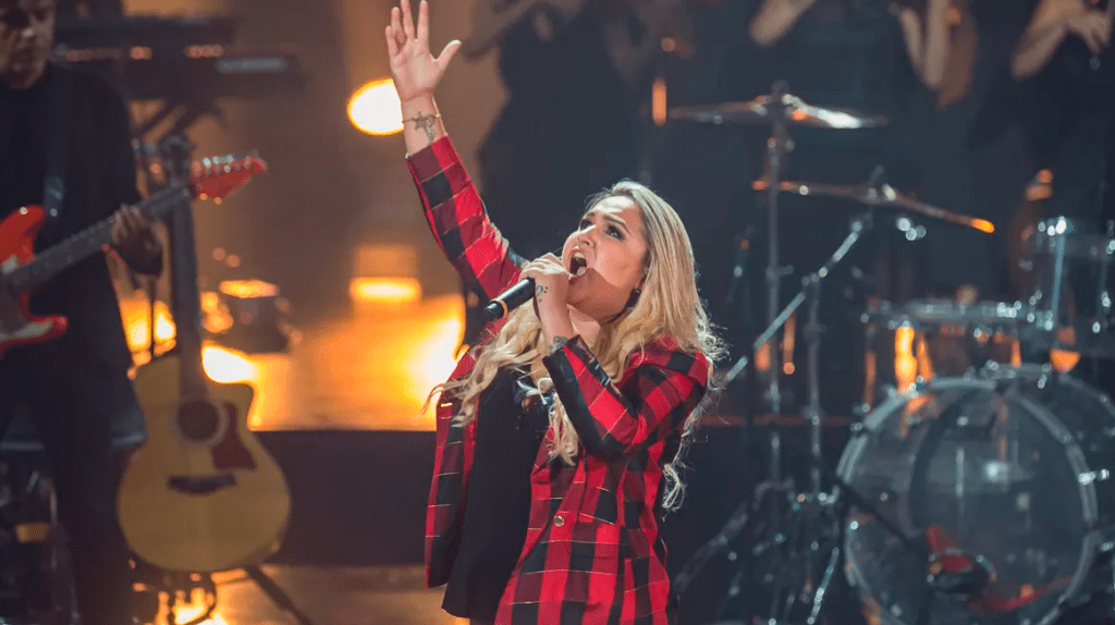 Rebeca Lindsay muda de estilo e garante vaga no ‘The Voice Brasil’