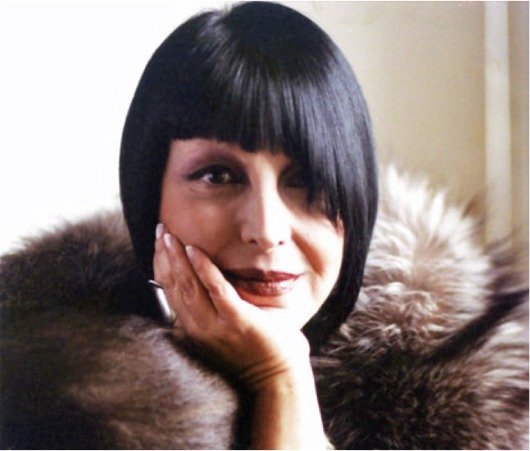 Regina Guerreiro mostra língua afiada no Pense Moda 2012