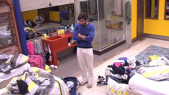 Após mandá-la ao paredão, Renan procura Munik: ‘Gosto de você’