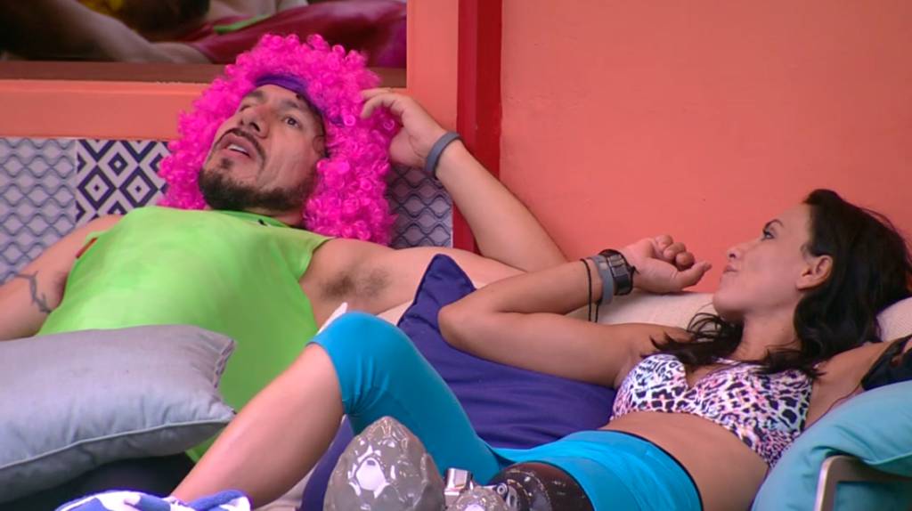 Rômulo fala mal de Marcos enquanto Vivian lava a roupa suja