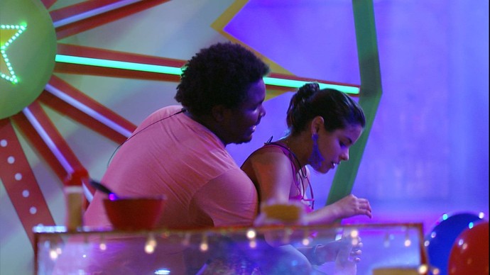 Ronan volta a agarrar Munik que se irrita: “Sai, menino!”