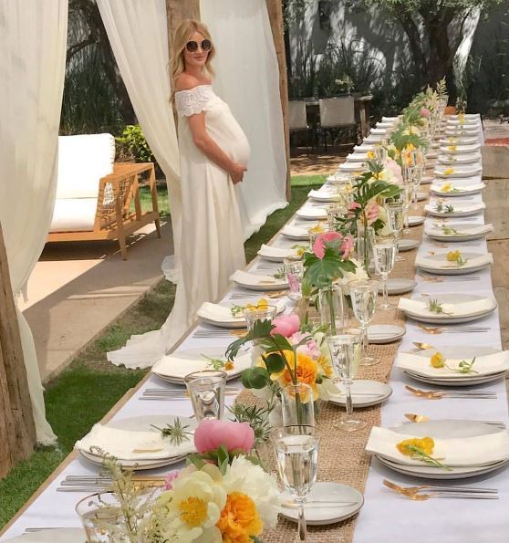 Rosie Huntington-Whiteley revisita slip dress em seu chá de bebê