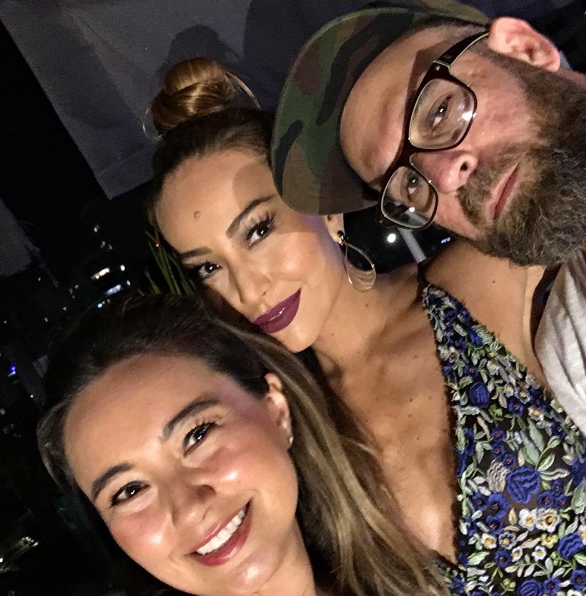 Sabrina Sato e a irmã Karina com o amigo Paulinho Nunes