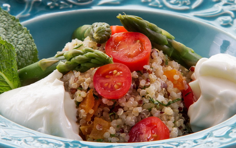 Salada de quinoa com aspargos frescos e burrata