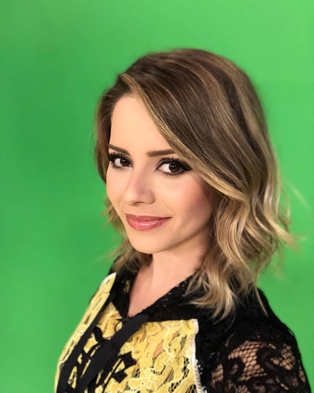 Nostalgia! Sandy canta a clássica música dos Power Rangers com o filho