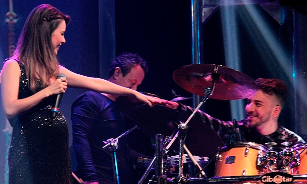 Sandy exibe barriga de grávida e grava musical com a família