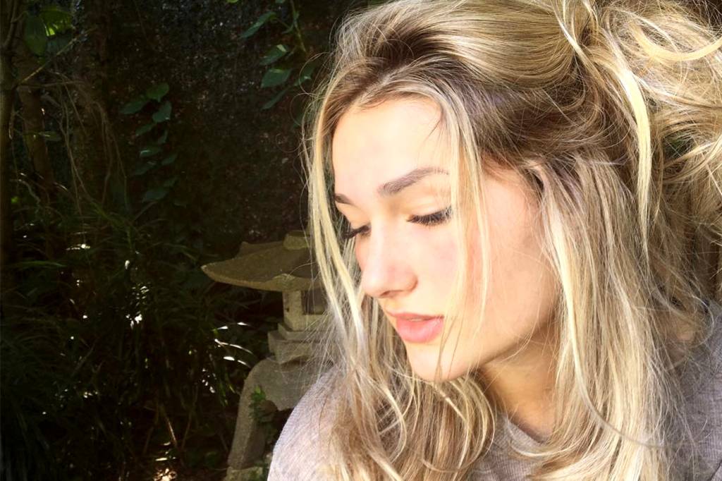 Toda roqueira, Sasha Meneghel faz mechas roxas no cabelo