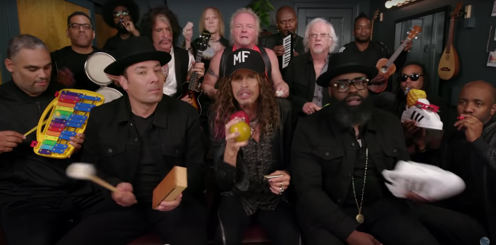 Veja o Aerosmith tocar um grande sucesso com instrumentos de brinquedo
