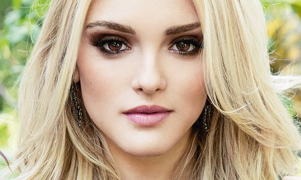 Isabelle Drummond conta seus truques de beleza e produtos favoritos