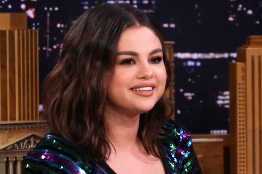 Selena Gomez brilhou demais com este vestido de paetês coloridos