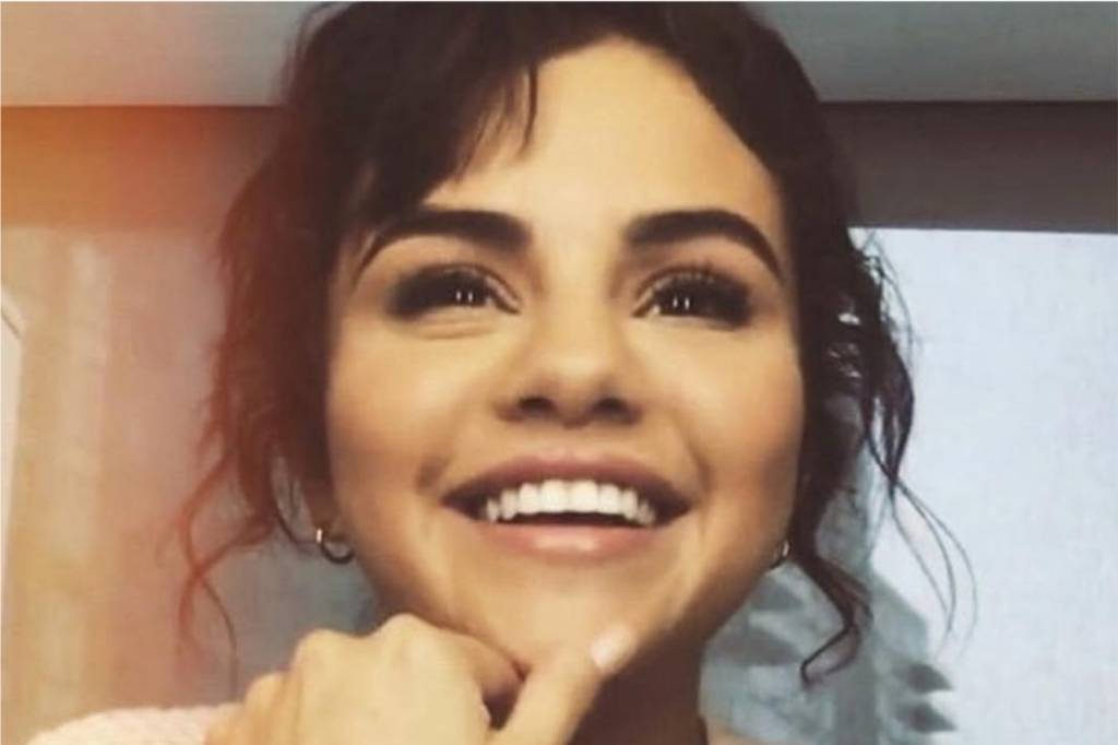 Nós queremos copiar agora este make verde metalizado da Selena Gomez