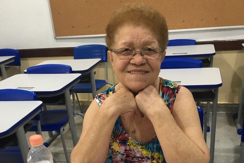 Senhora vai à escola pela primeira vez aos 72 anos com apoio da neta