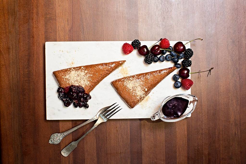 Receita de torta de chocolate com calda de frutas silvestres