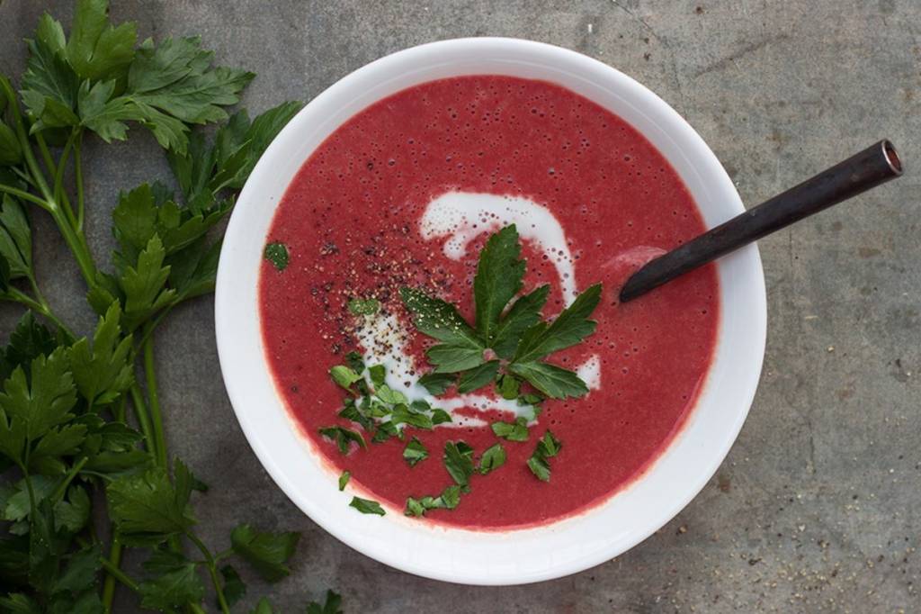 Sopa de beterraba com coco e gengibre