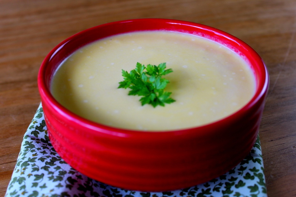 Sopa de inhame com queijo vegano
