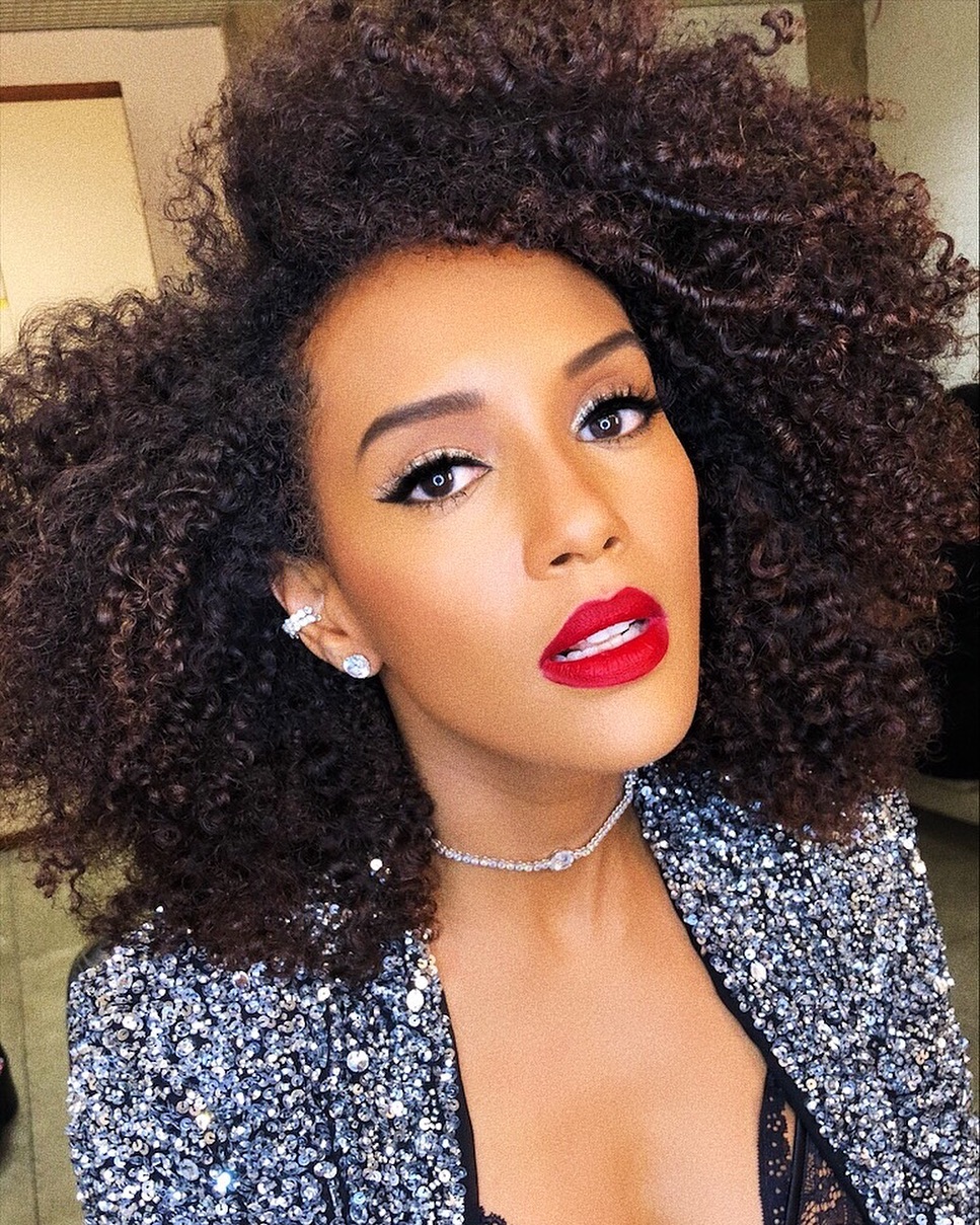 Taís Araújo estava perfeita com look neon e franjinha falsa no ‘Encontro’