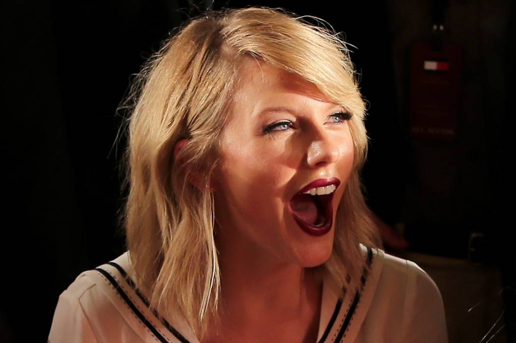 Taylor Swift surpreende fã que a convidou para formatura