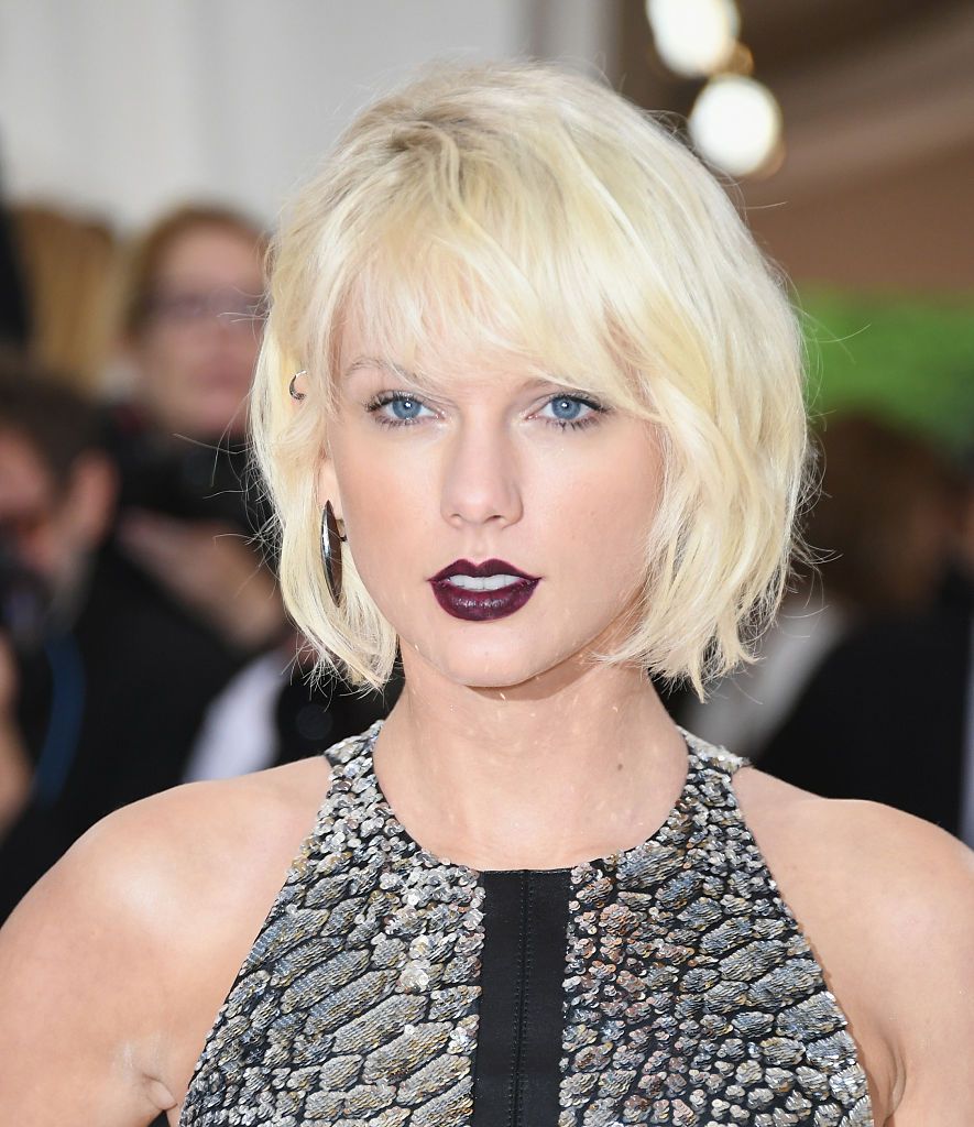 Taylor Swift e suas amigas celebs tiram uma selfie épica no elevador