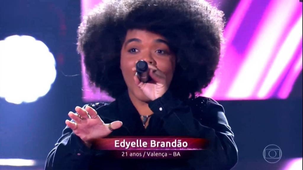 Antes mesmo de cantar a 1ª palavra da música, ela fez as cadeiras virarem