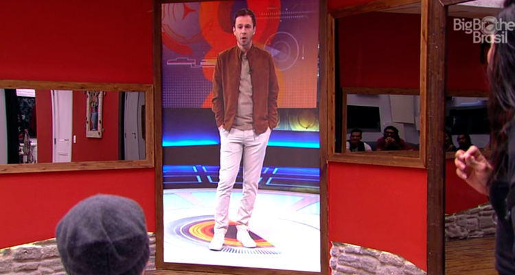 Tiago Leifert dá bronca em brothers por desconfiarem de Elettra