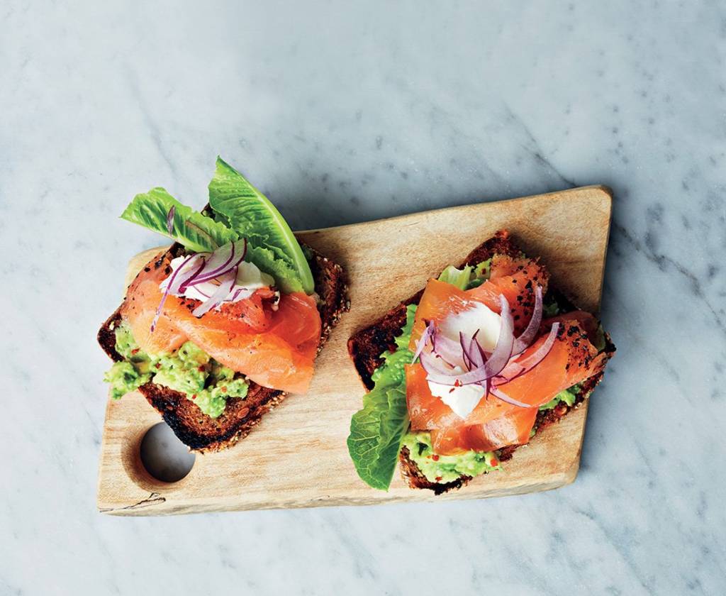 Receitinha: torradinhas de salmão defumado e abacate