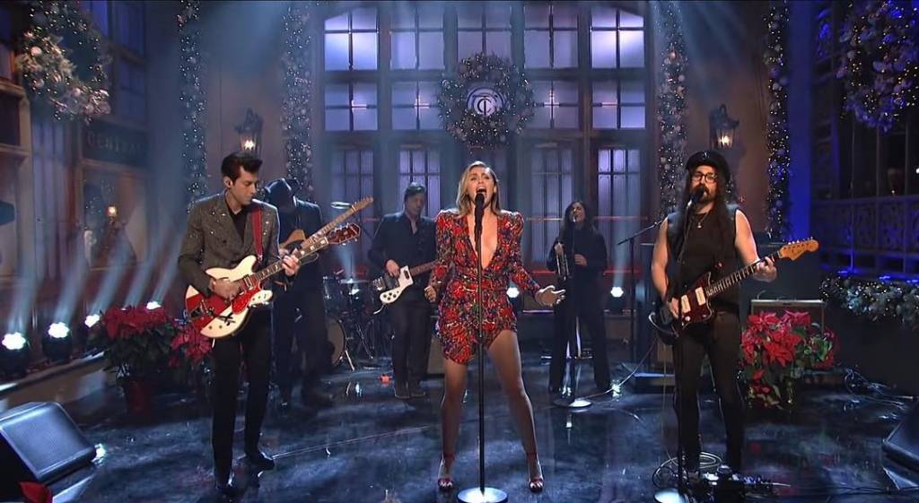 Miley Cyrus, Marina Ruy e Dua Lipa são fãs do mesmo vestidinho brilhante