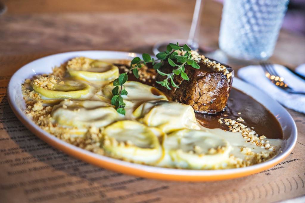 Ravióli de Búfala com Fonduta de Parmesão