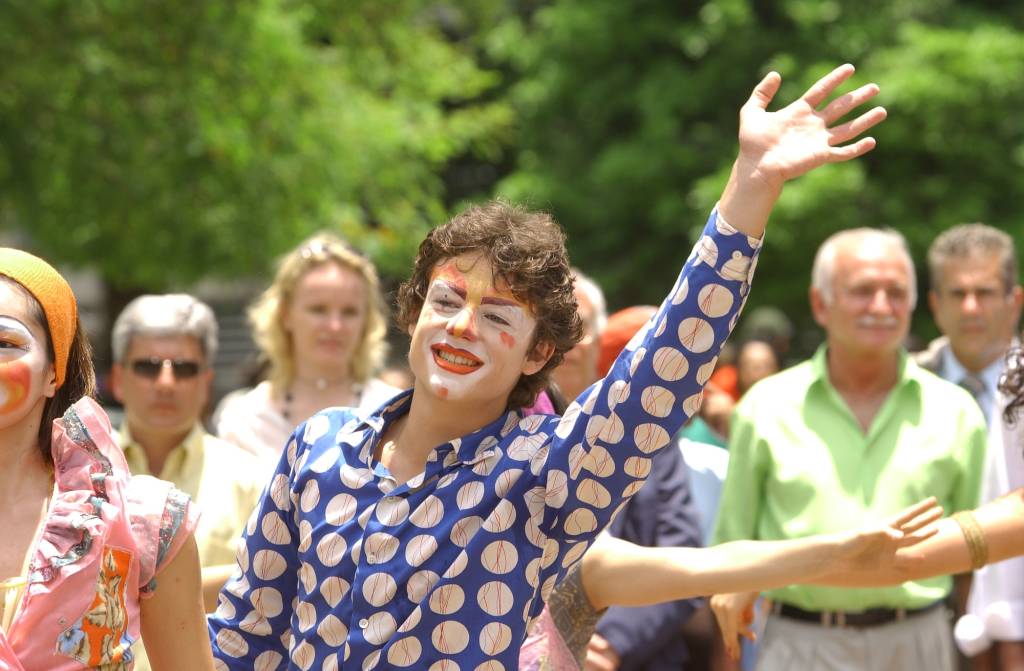 Ator de ‘Belíssima’ cai do 5º andar no interior de SP e está internado