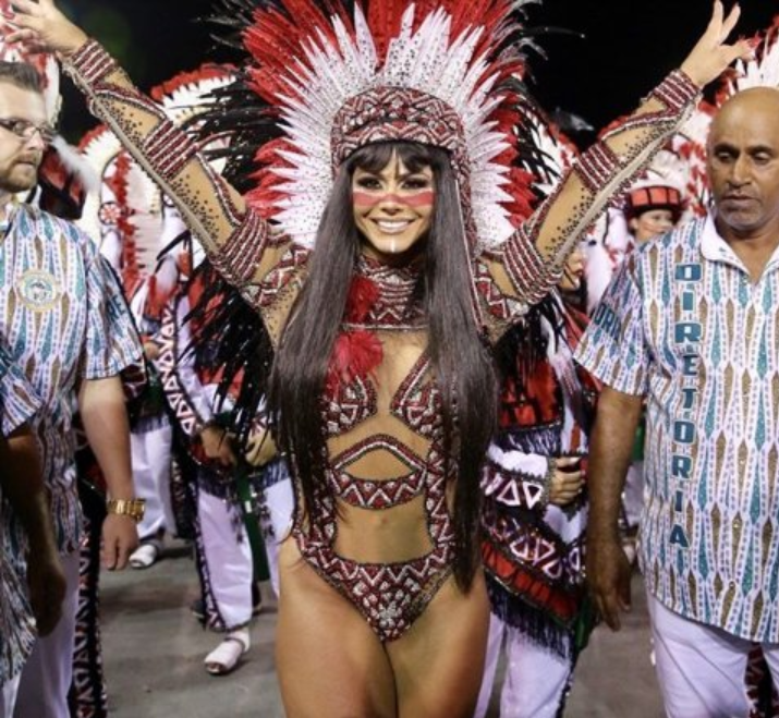 Dona do Anhembi: Viviane Araújo coloca a web abaixo