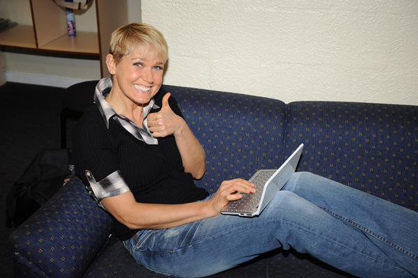Espirituosa, Xuxa responde a fãs no Facebook sobre manifestações e até sobre sua vida sexual
