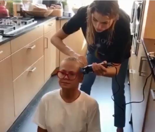 Xuxa deixa Sasha raspar seu cabelo e posta o vídeo com declaração de amor