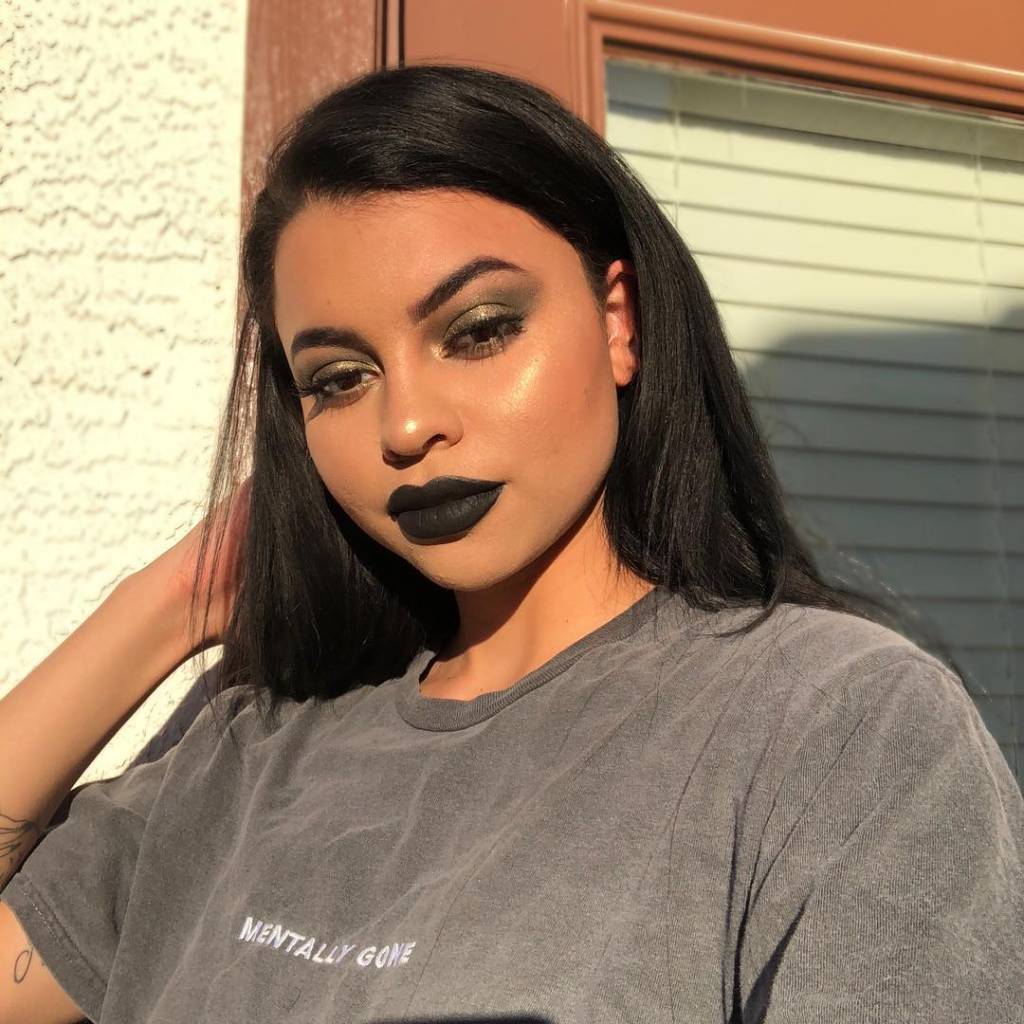 Youtuber raspa a cabeça após sofrer danos causados por apliques