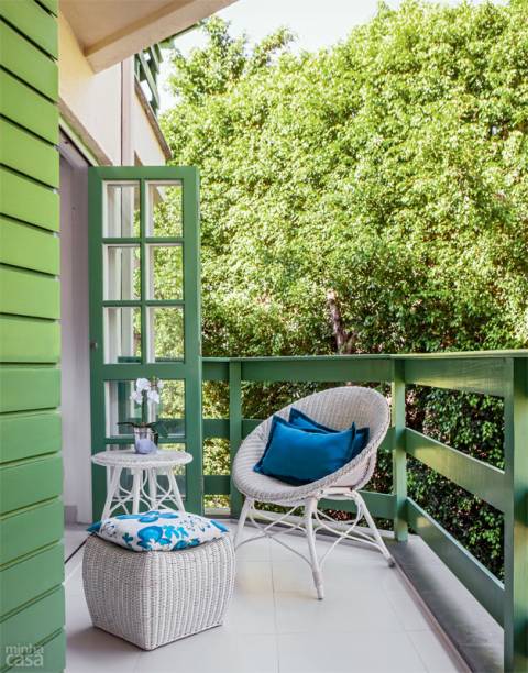 A esquadria da varanda abria parcialmente. Feita sob medida, a atual versão articulada escancara o vão de 2,50 x 2,10 m e conecta o interior à paisagem. “Por fora, a porta é idêntica à anterior, seguindo a fachada do prédio”, comenta a a arquiteta Gina de Paulo. A esquadria da varanda abria parcialmente. Feita sob medida, a atual versão articulada escancara o vão de 2,50 x 2,10 m e conecta o interior à paisagem. “Por fora, a porta é idêntica à anterior, seguindo a fachada do prédio”, comenta a a arquiteta Gina de Paulo.