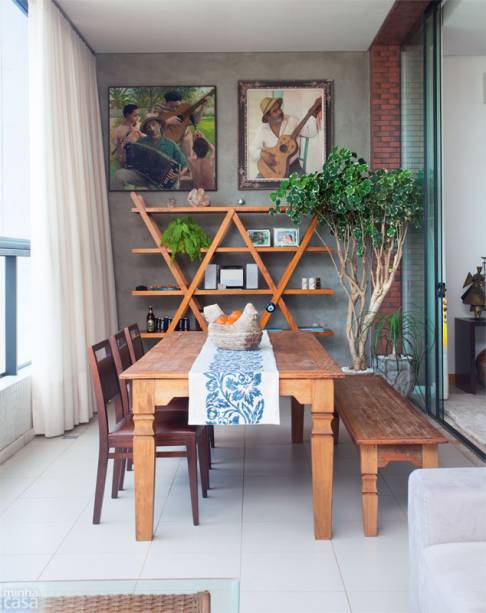 “Usar cadeiras em uma lateral da mesa e banco na outra é moderno e versátil”, afirma a arquiteta Marcia Meccia. Como esse último é baixo e fica no lado mais próximo da sala de TV, ainda permite a interação entre os espaços. “Usar cadeiras em uma lateral da mesa e banco na outra é moderno e versátil”, afirma a arquiteta Marcia Meccia. Como esse último é baixo e fica no lado mais próximo da sala de TV, ainda permite a interação entre os espaços.