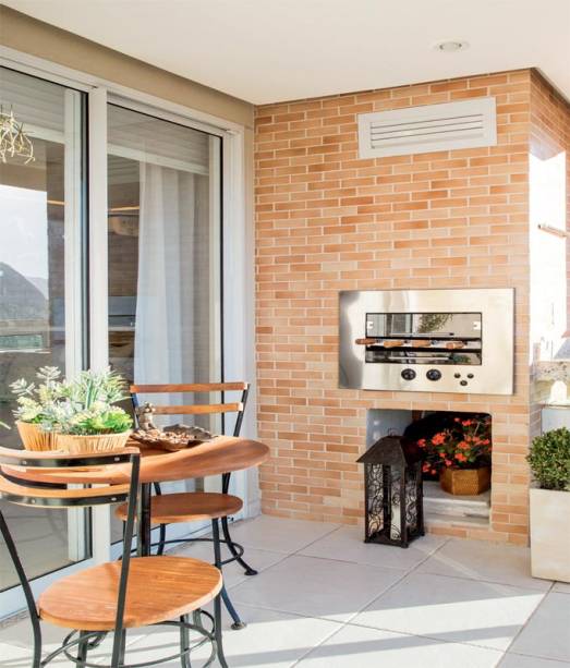 Em fachada de prédio não se mexe! Logo, os tijolinhos aparentes originais do projeto permaneceram na varanda, onde a moradora gosta de relaxar e receber os amigos. Para reforçar o estilo rústico do espaço, as arquitetas sugeriram móveis de madeira e ferro. Projeto das arquitetas Elise e Evelyn Drummond. Em fachada de prédio não se mexe! Logo, os tijolinhos aparentes originais do projeto permaneceram na varanda, onde a moradora gosta de relaxar e receber os amigos. Para reforçar o estilo rústico do espaço, as arquitetas sugeriram móveis de madeira e ferro. Projeto das arquitetas Elise e Evelyn Drummond.