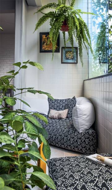 Interligar o terraço à sala de TV foi uma alteração que exigiu quebra-quebra. Fechou-se o vão externo com vidro temperado, medida aprovada pelo condomínio. Projeto de Lilian Ignacchiti Gonçalves. Interligar o terraço à sala de TV foi uma alteração que exigiu quebra-quebra. Fechou-se o vão externo com vidro temperado, medida aprovada pelo condomínio. Projeto de Lilian Ignacchiti Gonçalves.