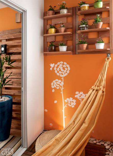 Aproveitar terraços estreitos, que geralmente não dispõem de mais de 1 m de largura, é um desafio e tanto, até mesmo para os profissionais. “É melhor desistir de ter uma mesa – porque fica apertado demais, nada aconchegante – e usar a área como extensão da sala”, afirma o arquiteto Glaucio Gonçalves. Em situações assim, os ambientes devem seguir o mesmo estilo decorativo e uma só paleta de cores. Aproveitar terraços estreitos, que geralmente não dispõem de mais de 1 m de largura, é um desafio e tanto, até mesmo para os profissionais. “É melhor desistir de ter uma mesa – porque fica apertado demais, nada aconchegante – e usar a área como extensão da sala”, afirma o arquiteto Glaucio Gonçalves. Em situações assim, os ambientes devem seguir o mesmo estilo decorativo e uma só paleta de cores.