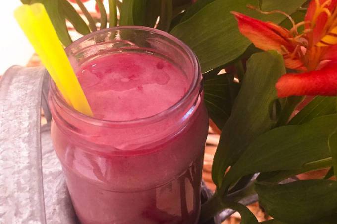 Milkshake vegano de banana e framboesa