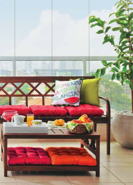 Basta saber dosar as cores para não carregar na ambientação. “Se optar por desenhos grandes ou chamativos, puxe a cor da fruta para objetos lisos. Então acrescente uma nova estampa em pequenas doses”, ensina a designer de interiores Neza Cesar. Basta saber dosar as cores para não carregar na ambientação. “Se optar por desenhos grandes ou chamativos, puxe a cor da fruta para objetos lisos. Então acrescente uma nova estampa em pequenas doses”, ensina a designer de interiores Neza Cesar.