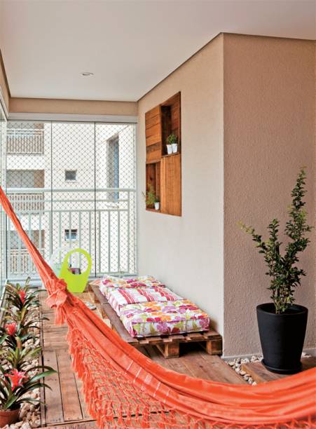 No amplo terraço, foi montado um espaço zen. Para trazer o aconchego da madeira, as designers Cecília Guerra e Cristiane Tamburri encomendaram paletes, lixados e envernizados, que fazem as vezes de deque. Seixos de rio e bromélias compõem o paisagismo. No amplo terraço, foi montado um espaço zen. Para trazer o aconchego da madeira, as designers Cecília Guerra e Cristiane Tamburri encomendaram paletes, lixados e envernizados, que fazem as vezes de deque. Seixos de rio e bromélias compõem o paisagismo.