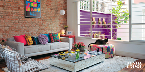 Madeira e tijolos aparentes trazem aconchego ao estar