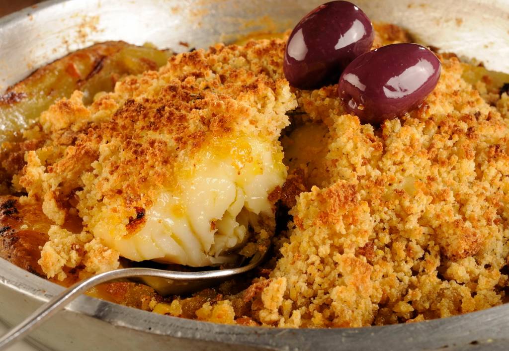 Bacalhau assado com cobertura de broa de milho
