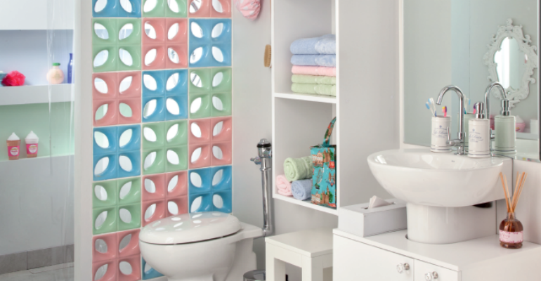 Banheiro prático e decoração em candy color