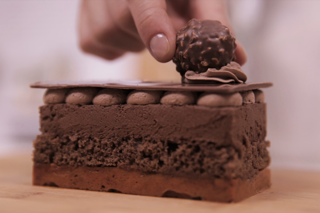 Bolinho de chocolate com crocante de avelã