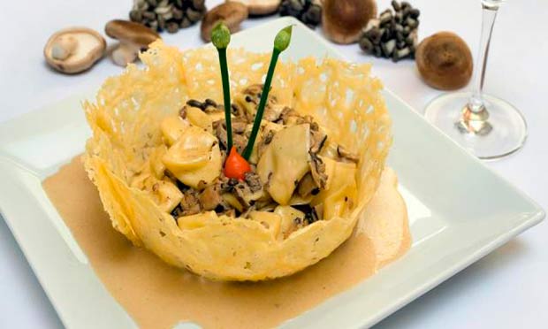 Capeletti de queijo da montanha, molho oriental e cestinha de parmesão