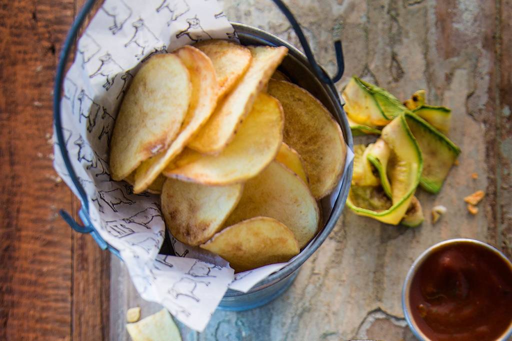 Chips de batata com ketchup de maracujá
