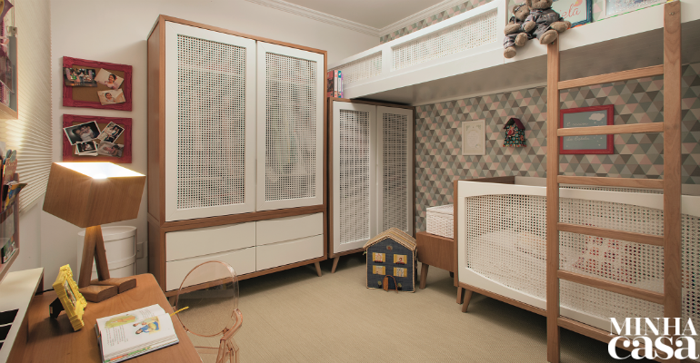 Quarto com decoração neutra compartilhado por irmãs