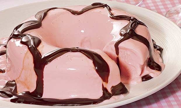 Gelado de maria-mole com calda de chocolate
