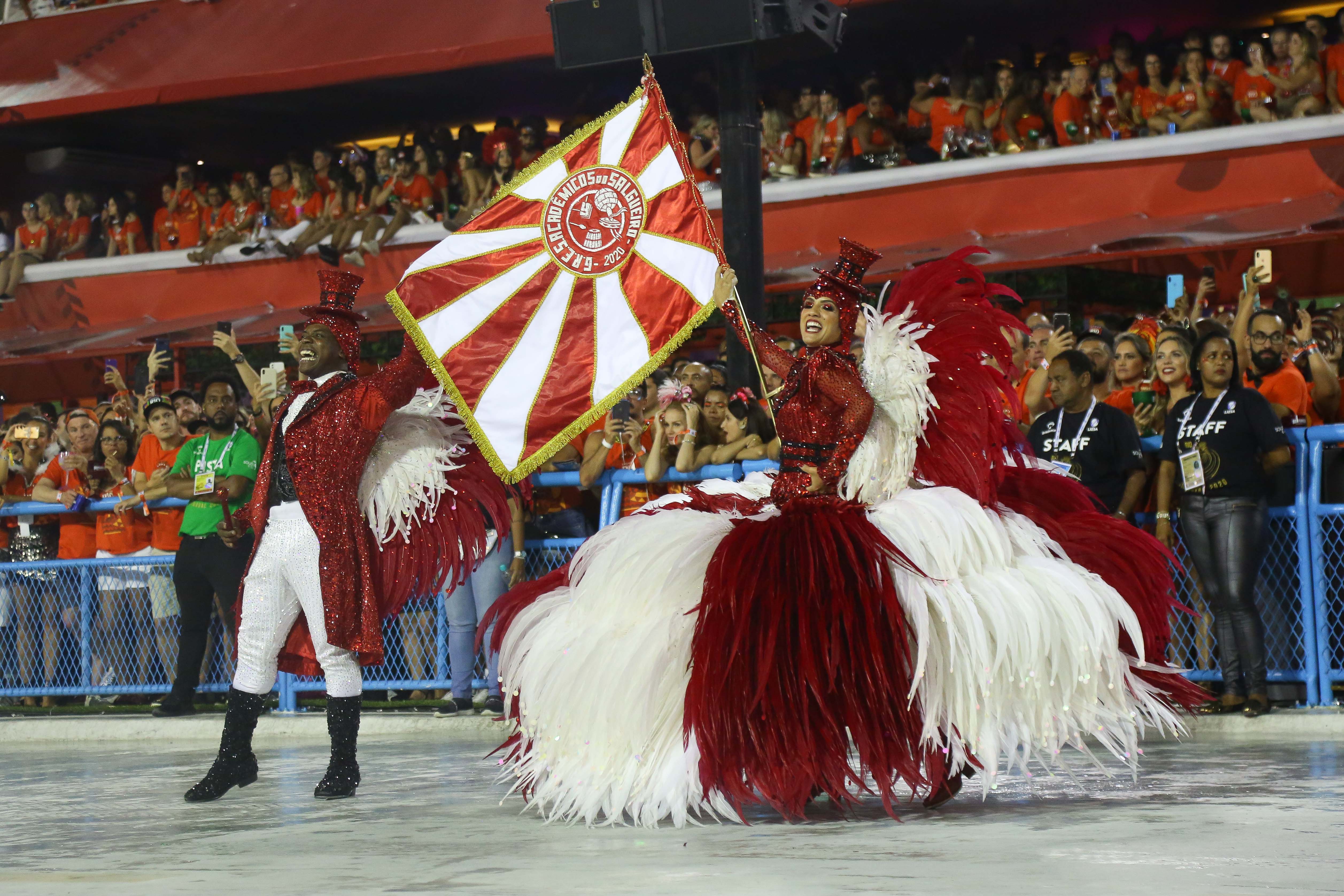 2º dia de desfiles no Rio celebra diversidade e homenageia personalidades